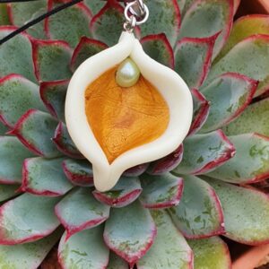 Nightglow Queen Vulva Charm